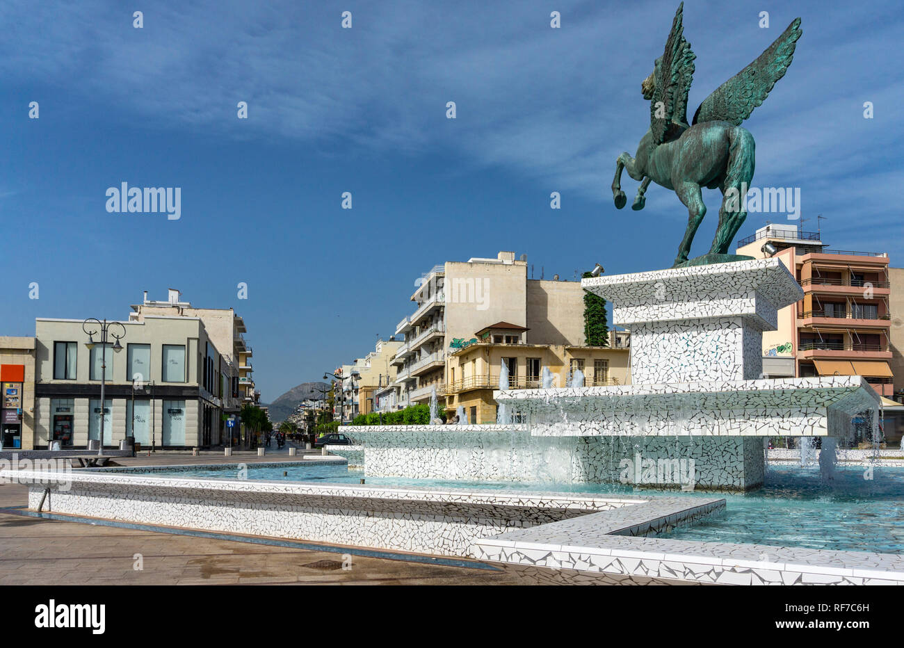 Une statue de Pégase, le cheval ailé mythique, emblème de la ville, et des fontaines décorer Pegasus square à Corinthe, dans le Nord, le Péloponnèse. Grèce Banque D'Images