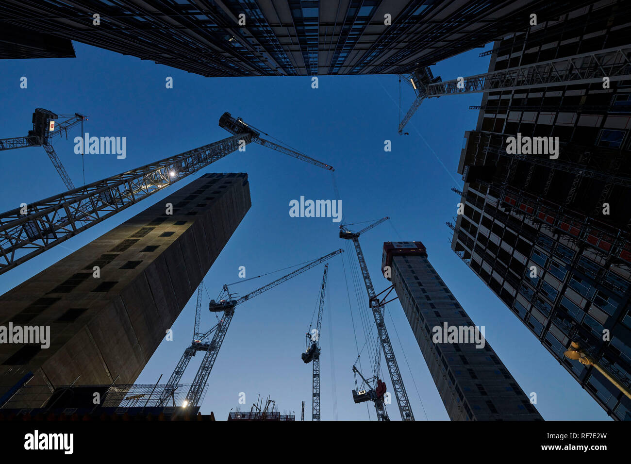 Les grues de construction, Manchester Square Circle, North West England, UK Banque D'Images