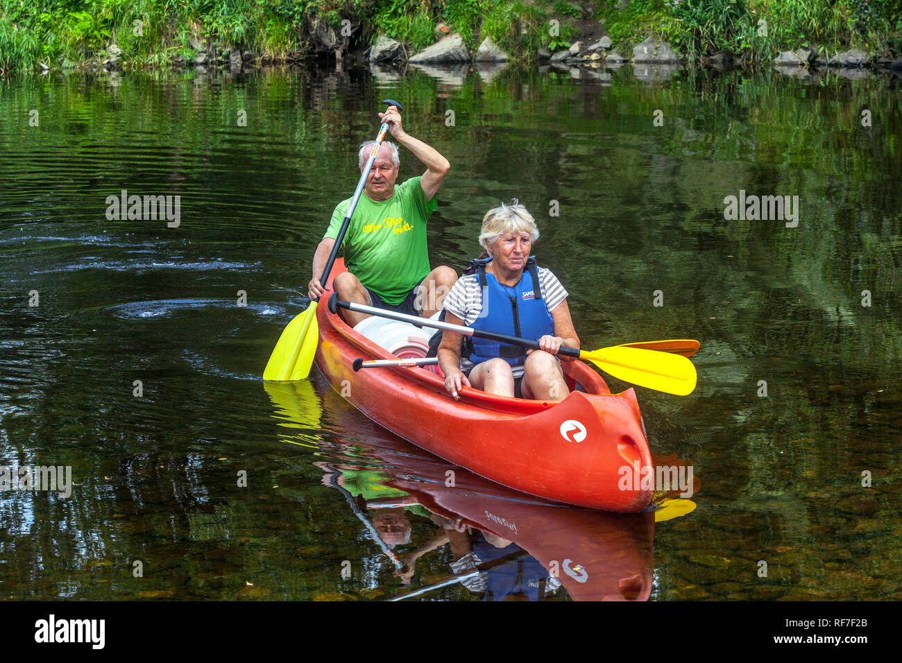 Personnes âgées actives canoë-kayak, en été, rivière Otava, Bohême du Sud République tchèque personnes âgées européennes Banque D'Images