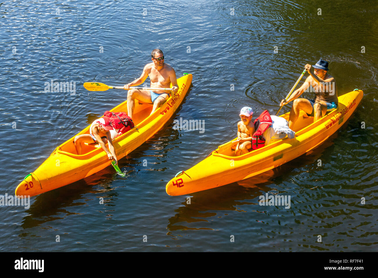 Famille active canoë rivière, hommes avec des enfants descendant la rivière Otava, Bohême du Sud, République Tchèque vacances d'été Banque D'Images