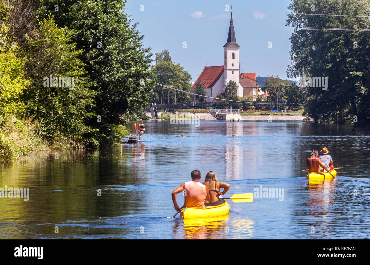 Des gens actifs canoë sur la rivière, des gens qui descendent la rivière Otava, Eglise à Strakonice, Bohême du Sud, vacances en République tchèque Banque D'Images