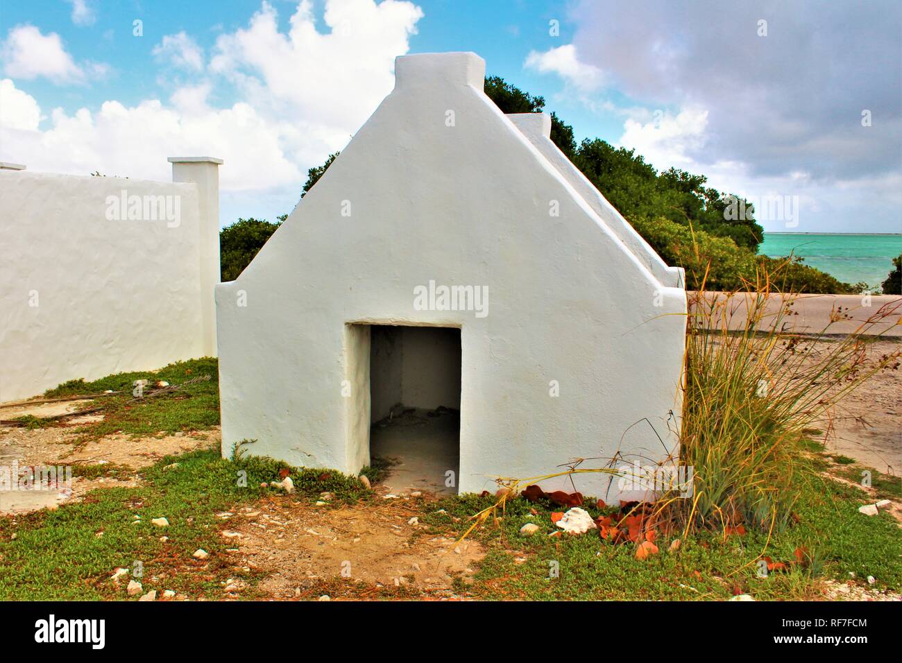 L'avant de l'un de l'ancien esclave des cabanes de l'île de Bonaire. Ces ont été construit en 1850 pour abriter les esclaves qui travaillaient sur les mines de sel. Banque D'Images