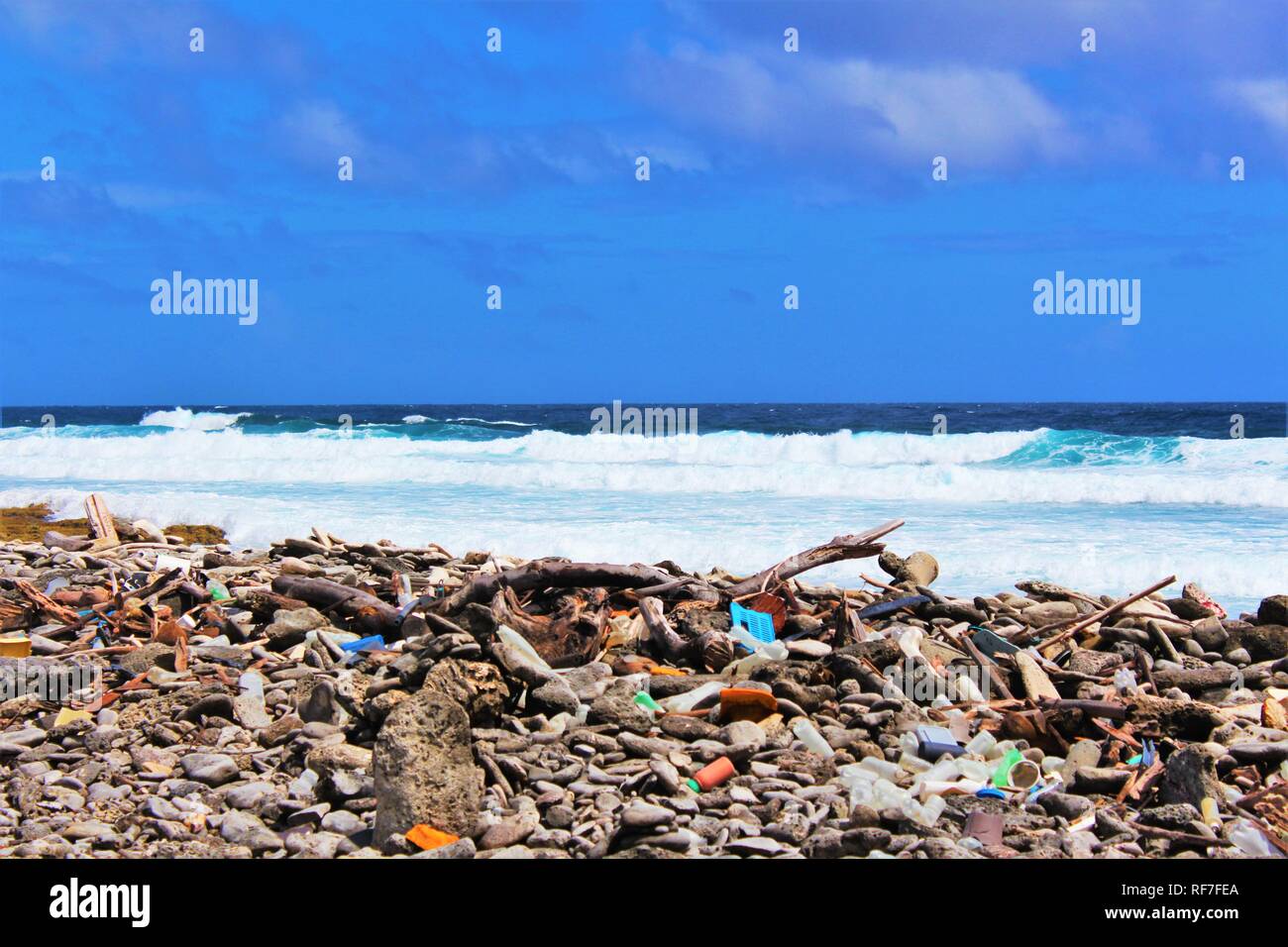 Déchets échoués sur l'île de Bonaire, de la pollution de l'océan des Caraïbes. La pollution plastique dans les océans est un problème mondial croissant. Banque D'Images
