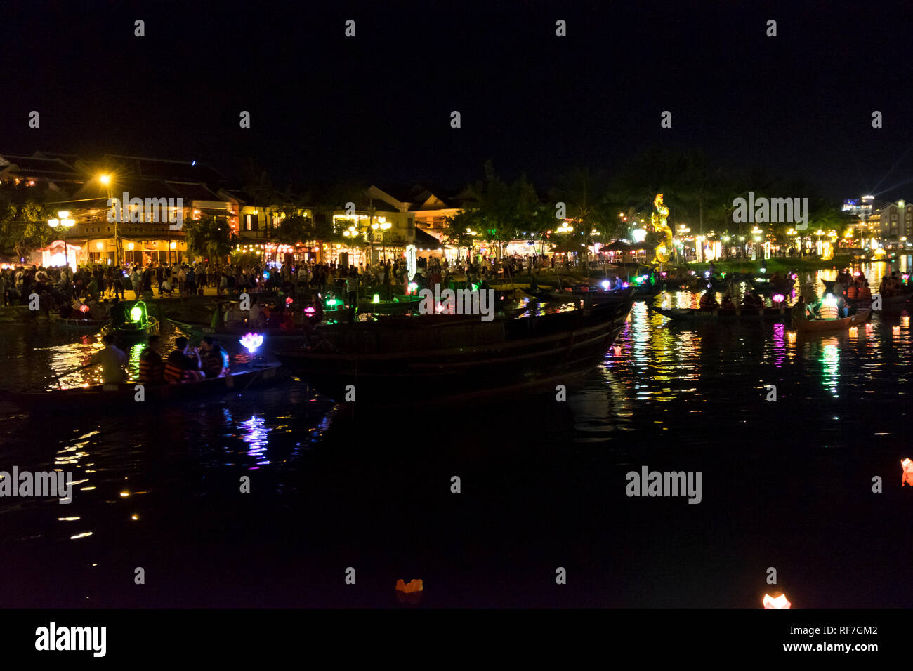 La dérive des bateaux le long de la belle rivière Thu Bon comme la nuit est éclairée par des lanternes à Hoi An, Vietnam. Banque D'Images