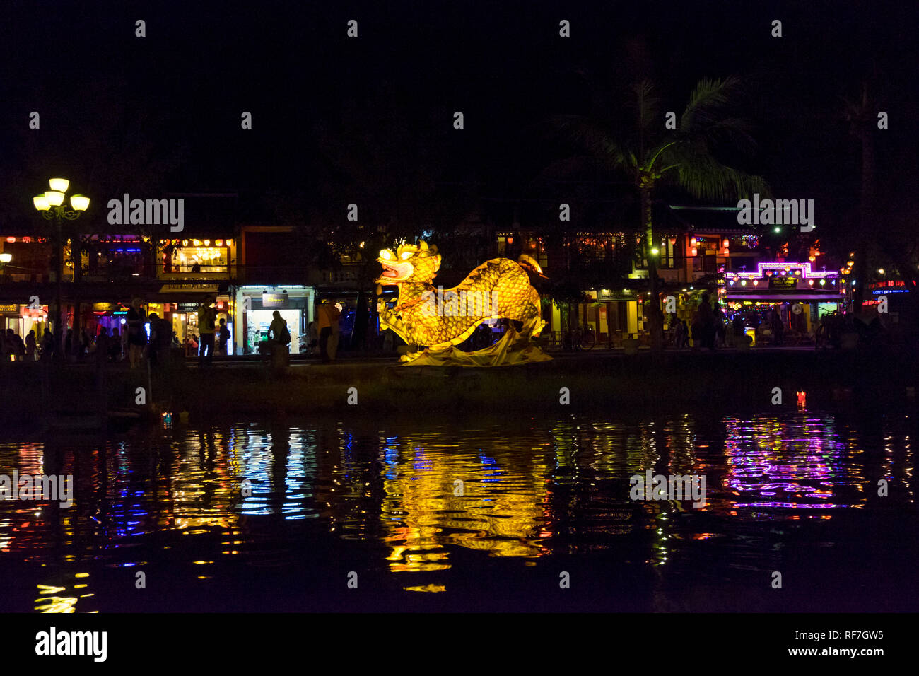 La dérive des bateaux le long de la belle rivière Thu Bon comme la nuit est éclairée par des lanternes à Hoi An, Vietnam. Banque D'Images