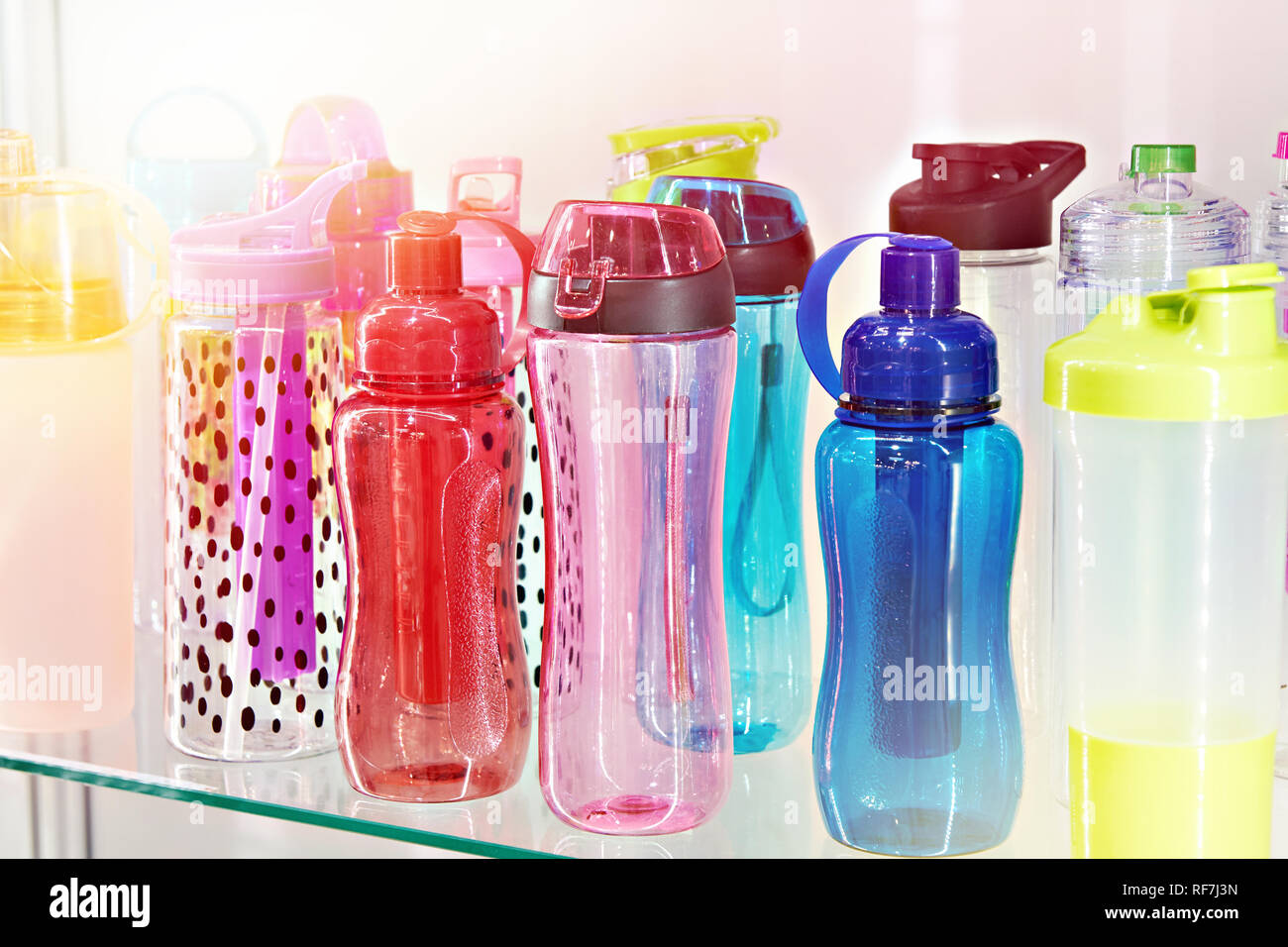 Les bouteilles en plastique de couleur de sports pour l'eau potable dans la boutique Banque D'Images