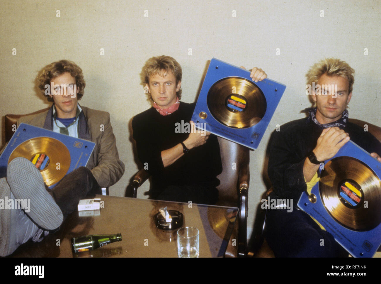 Le groupe de rock britannique de police avec disques d'or sur 1983. De gauche à droite : Stewart Copeland, Sting, Andy Summers. Banque D'Images