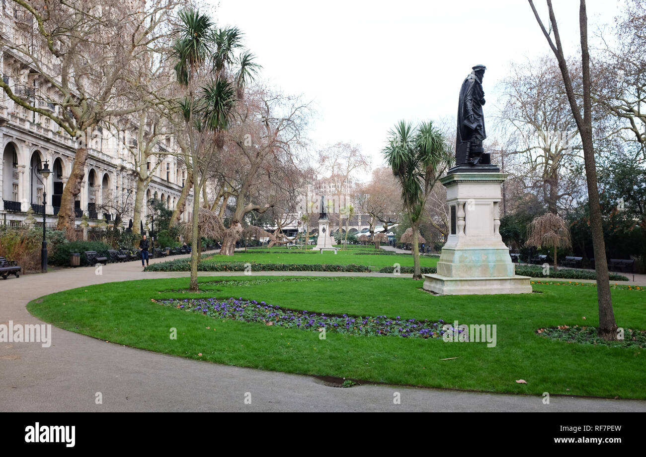 Statue de William Tyndale dans Whitehall Gardens à Londres UK Banque D'Images
