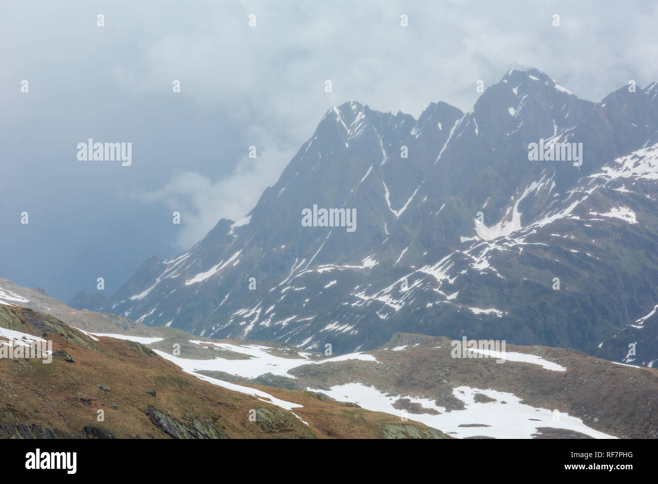 Misty d'été vue depuis le Passo del San Gottardo ou St Col du Saint-Gothard (Suisse). Temps de pluie. Banque D'Images