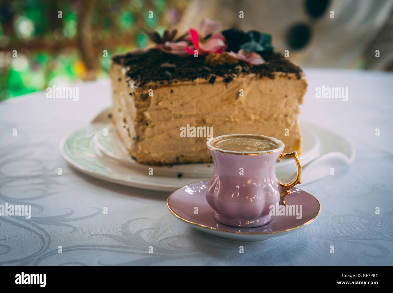 Des gâteaux décorés de fleurs. Sur la table avec une tasse de café turc en face d'elle. Banque D'Images Des gâteaux décorés de fleurs. Sur la table avec une tasse de café turc en face d'elle. Banque D'Images