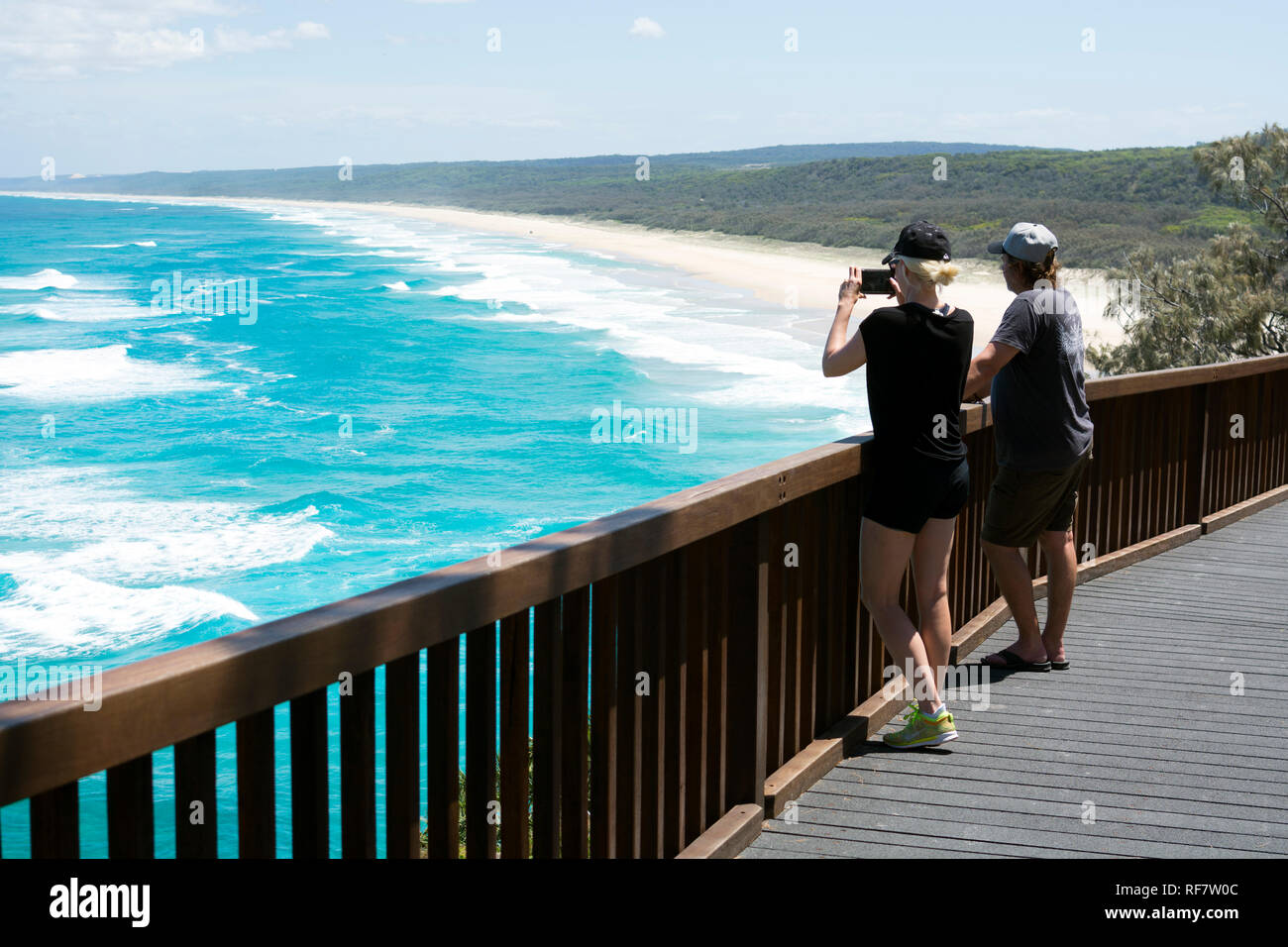 Les gens du Nord de la plage principale de visualisation à pied Gorges, Point Lookout, North Stradbroke Island, Queensland, Australie Banque D'Images