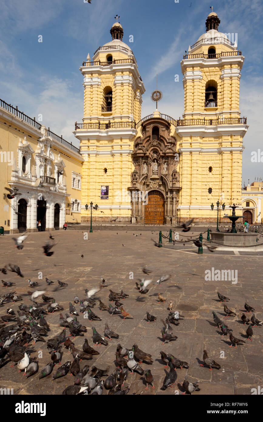 Pidgeons devant une église à Lima, Pérou Banque D'Images