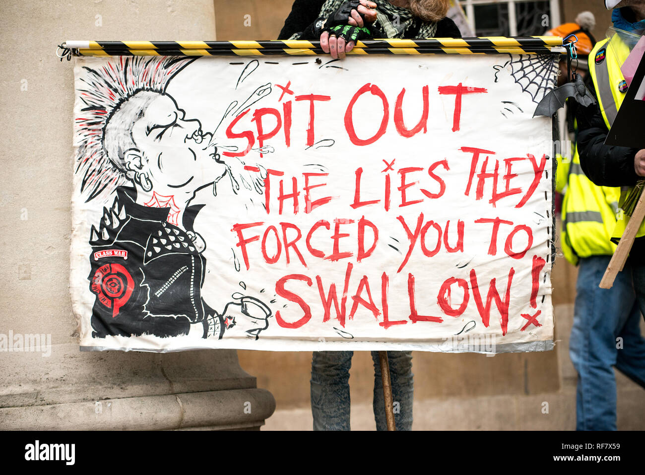 Groupe en colère de manifestants anarchistes anti-gouvernement avec des bannières, pour protester contre l'état de l'affaire, au Brexit Portland Place, London, UK. Banque D'Images