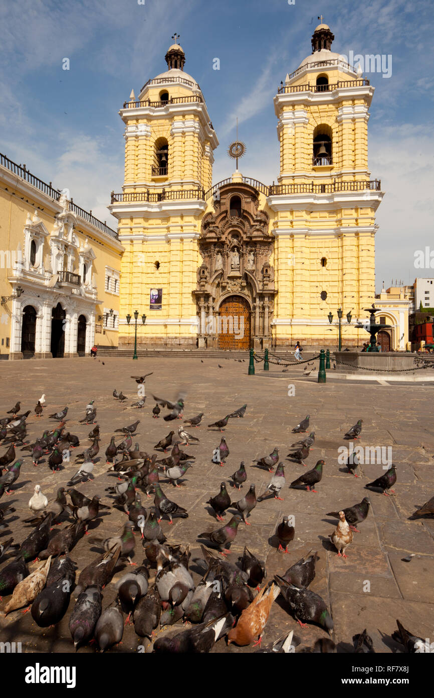 Pidgeons devant une église à Lima, Pérou Banque D'Images