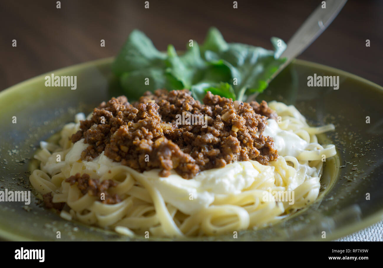 Spaghetti à la viande hachée au moment de servir. Près de l'image. Banque D'Images Spaghetti à la viande hachée au moment de servir. Près de l'image. Banque D'Images