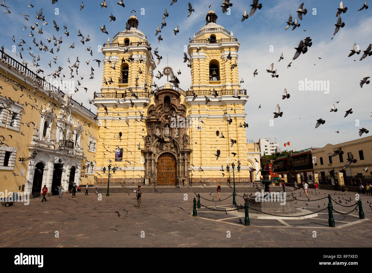 Pidgeons voler autour du cimetière à Lima, Pérou Banque D'Images