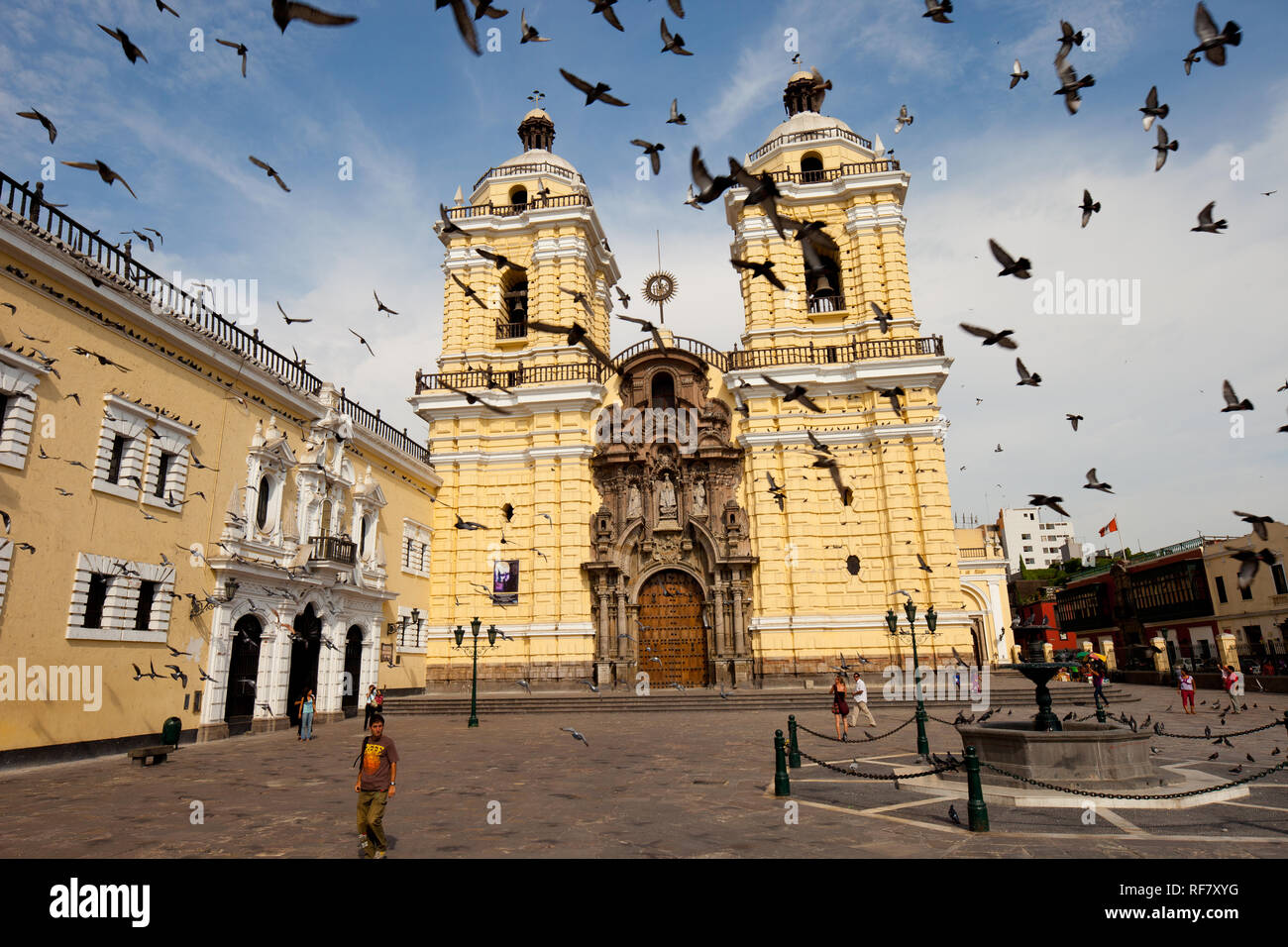 Pidgeons voler autour du cimetière à Lima, Pérou Banque D'Images