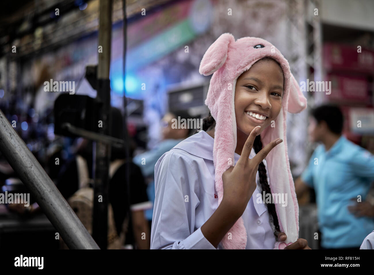 Chapeau de lapin. Fille d'école de Thaïlande posant dans un chapeau de lapin, fille asiatique Banque D'Images