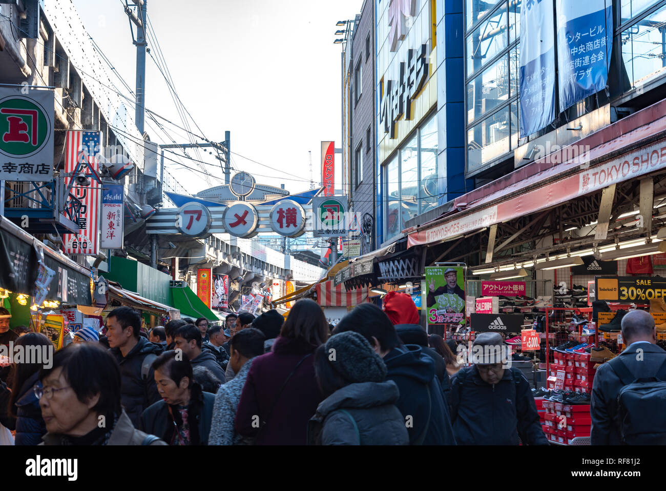 Ameyoko ou Ameyayokocho marché près de la Gare de Ueno. L'une des principale rue commerçante de Tokyo. Publicité Texte nom du marché et commerces, y compris du vendeur de montres Banque D'Images