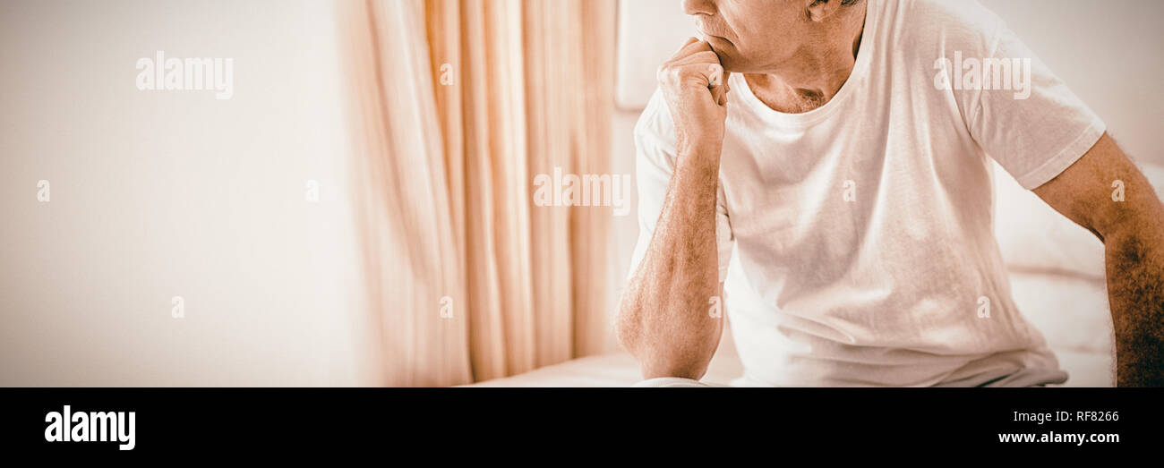 Inquiets senior man sitting on bed Banque D'Images