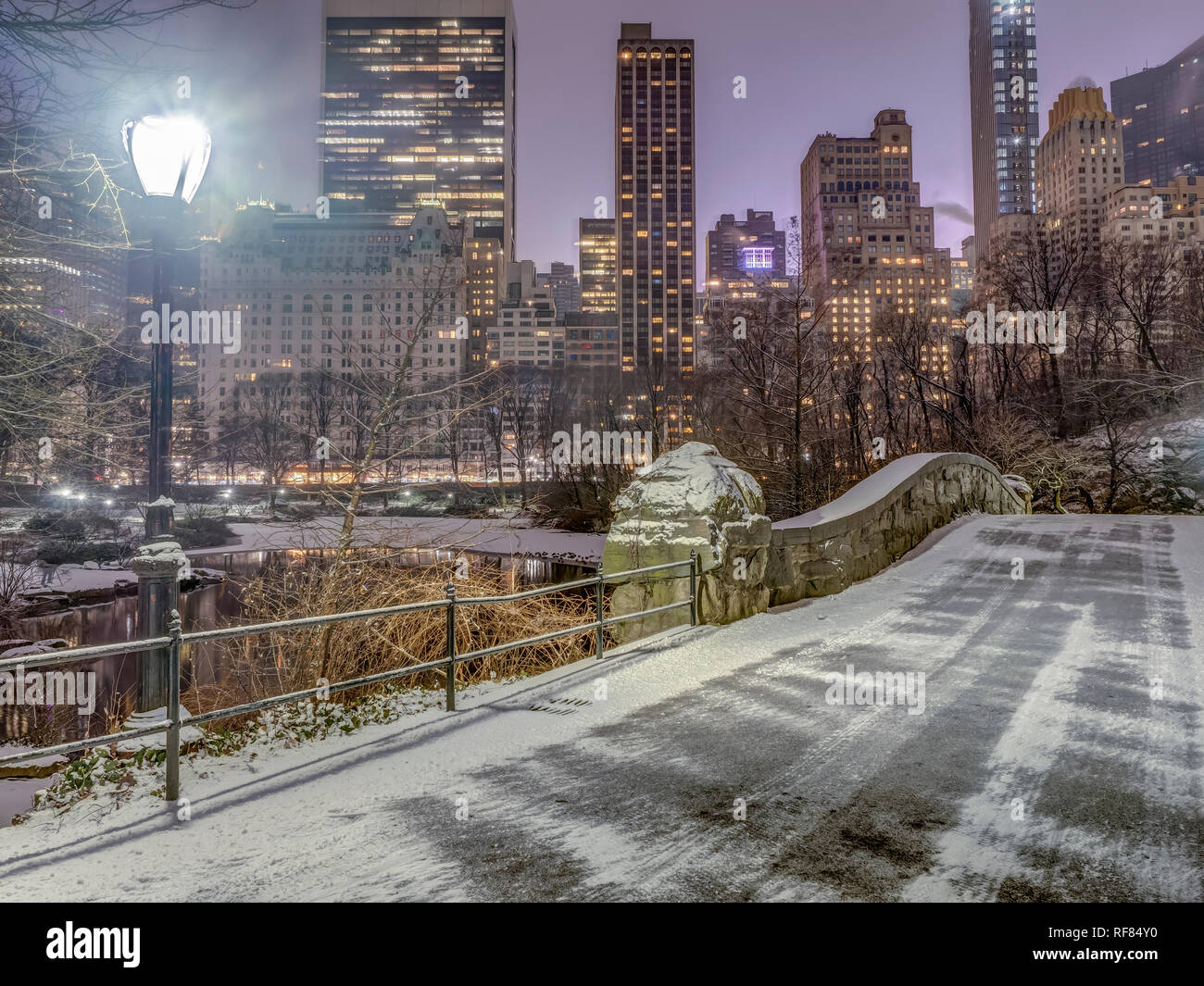 Gapstow bridge in Central Park, New York ?ity pendant une tempête de neige Banque D'Images