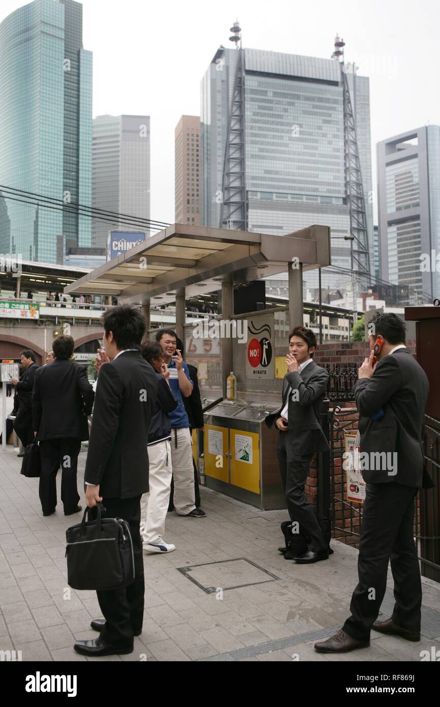 Fumeur, deux fumeurs, Shimbashi, Tokyo, Japon, Asie Banque D'Images