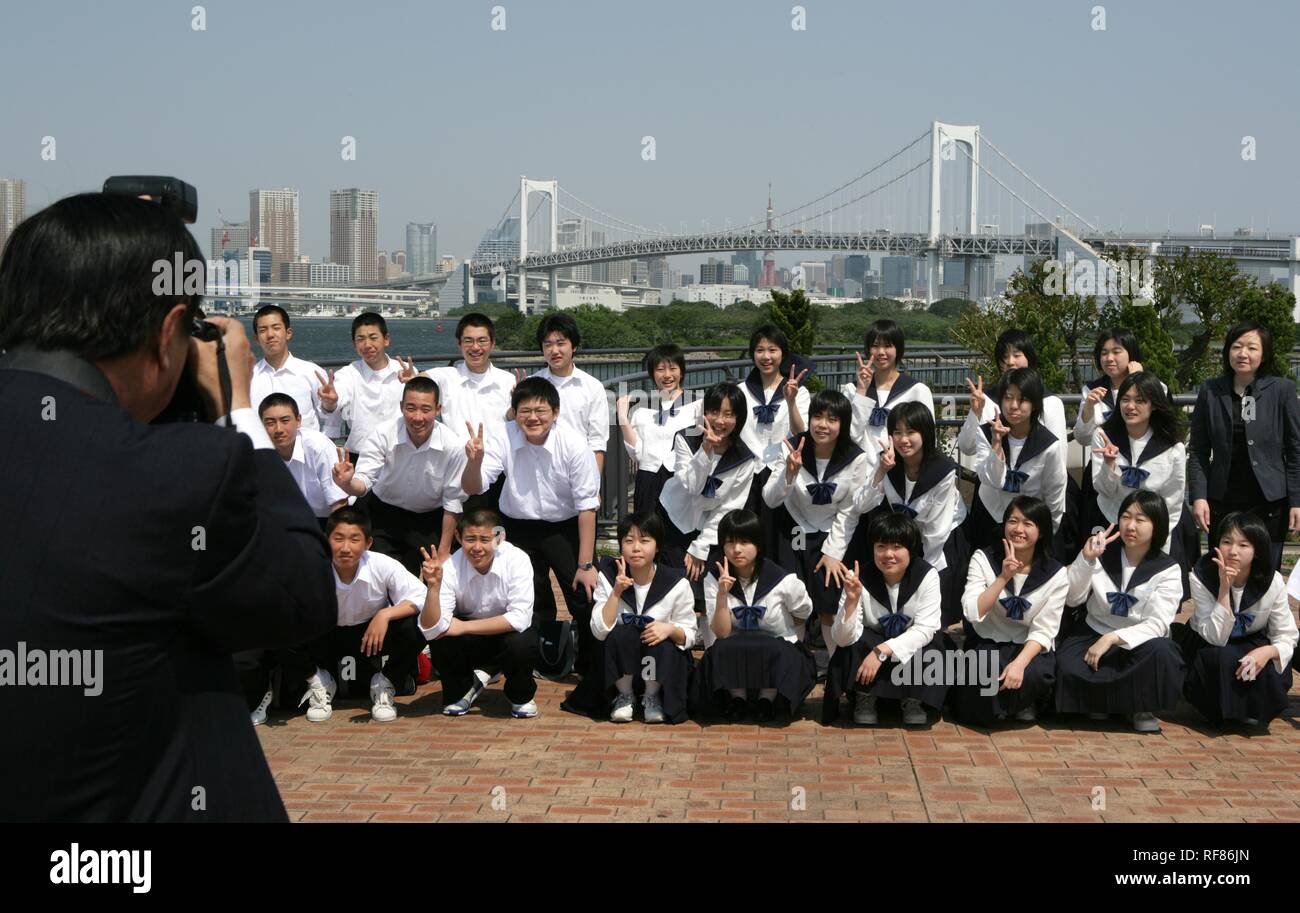 Photo de groupe, excursion scolaire, pont en arc-en-ciel, Odaiba, Tokyo, Japon, Asie Banque D'Images