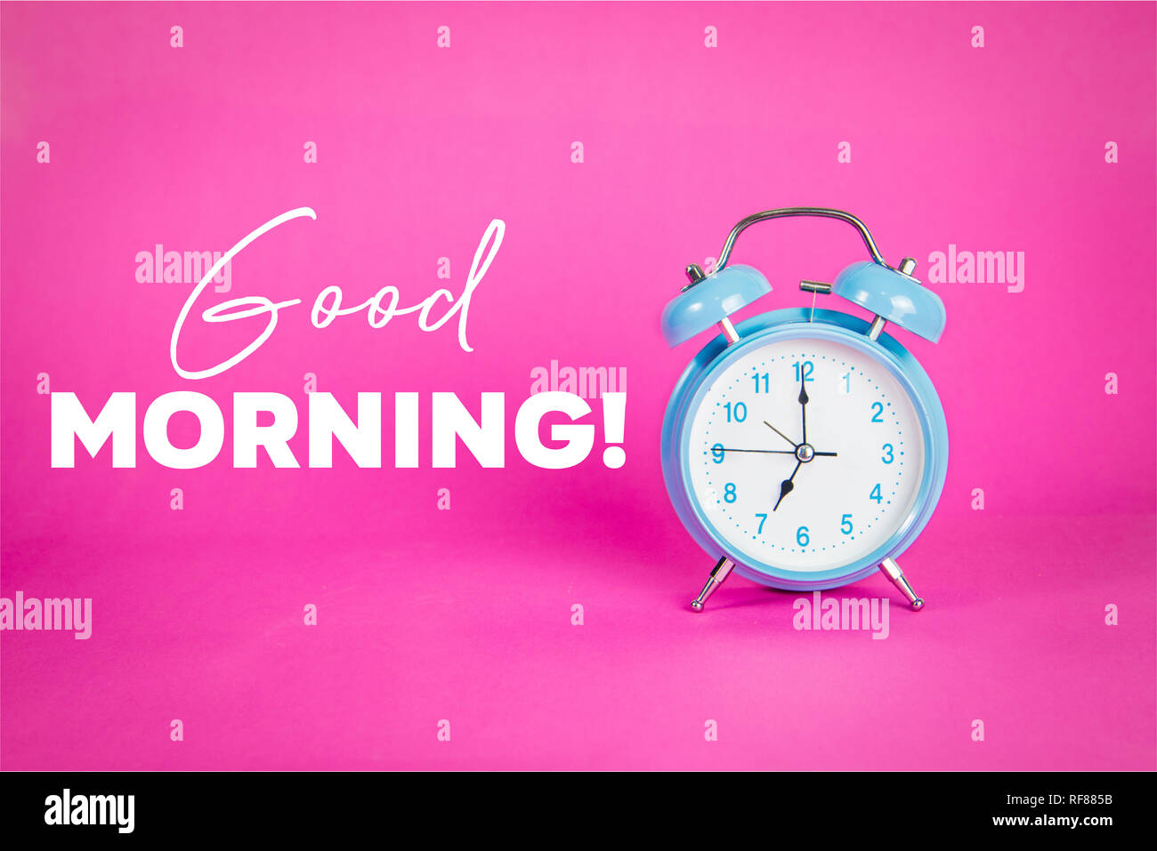 Beau Reveil Bleu Pastel Sur Fond Rose Avec Citation Bon Matin Photo Stock Alamy