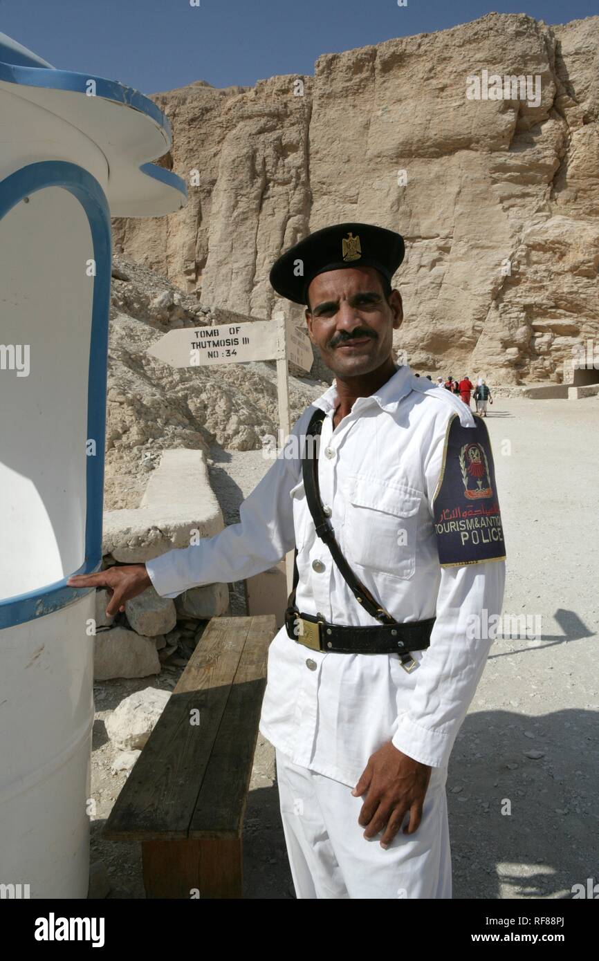 Agent de police touristique, Vallée des Rois, Louxor, Egypte, Afrique du Sud Banque D'Images