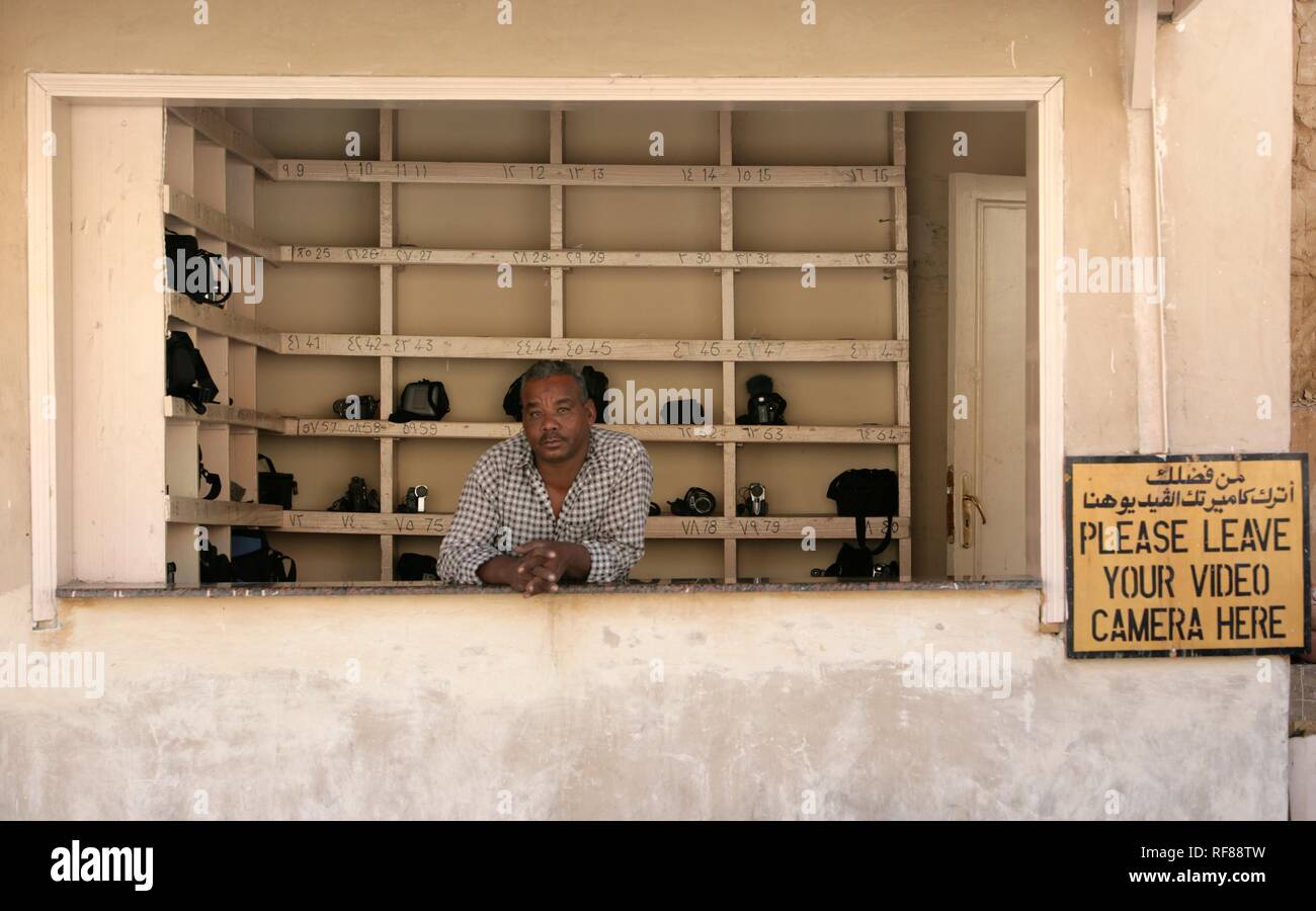 Rangement pour les caméras vidéo (tournage pas admis), Vallée des Rois, Louxor, Egypte, Afrique du Sud Banque D'Images