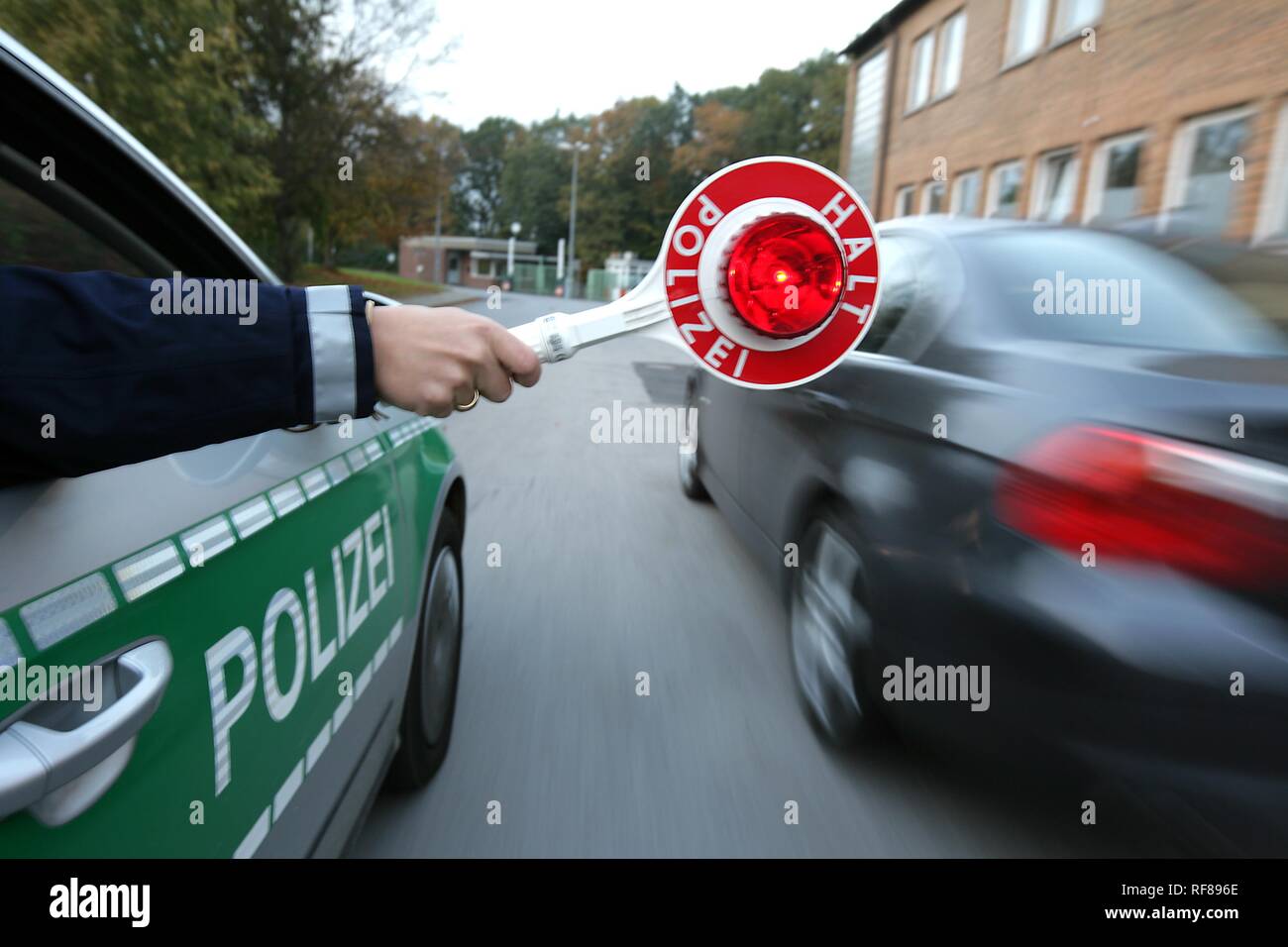 Vérification de la circulation par la police à Essen, Rhénanie du Nord-Westphalie Banque D'Images Vérification de la circulation par la police à Essen, Rhénanie du Nord-Westphalie Banque D'Images
