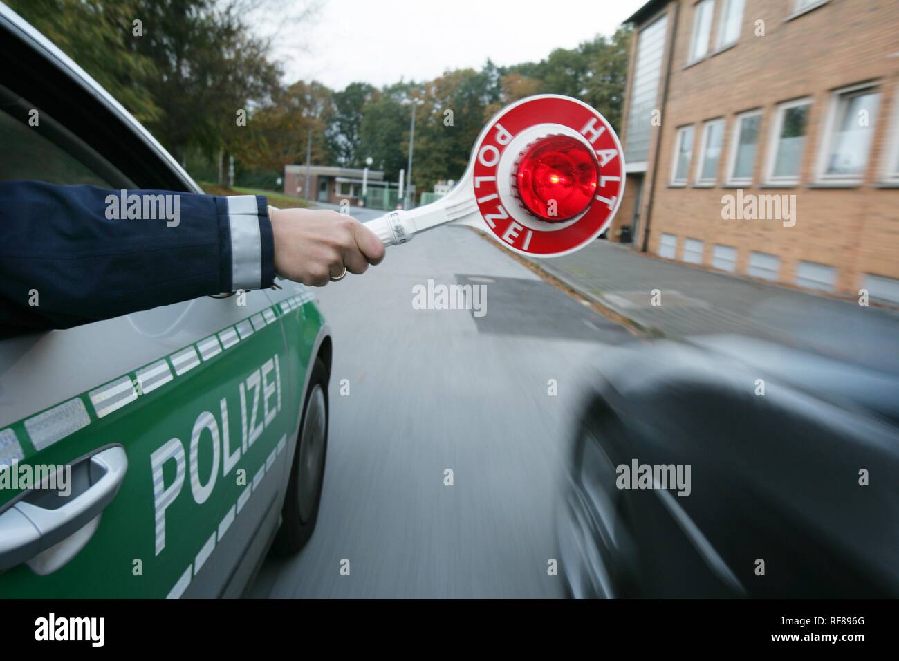 Vérification de la circulation par la police, Essen, Rhénanie du Nord-Westphalie Banque D'Images Vérification de la circulation par la police, Essen, Rhénanie du Nord-Westphalie Banque D'Images
