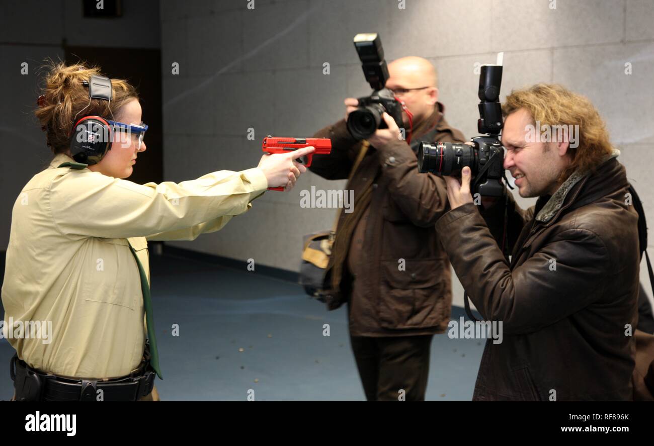 Agent de police se faisant passer pour des photographes lors d'une conférence de presse à un nouveau tir de police, Duesseldorf Banque D'Images