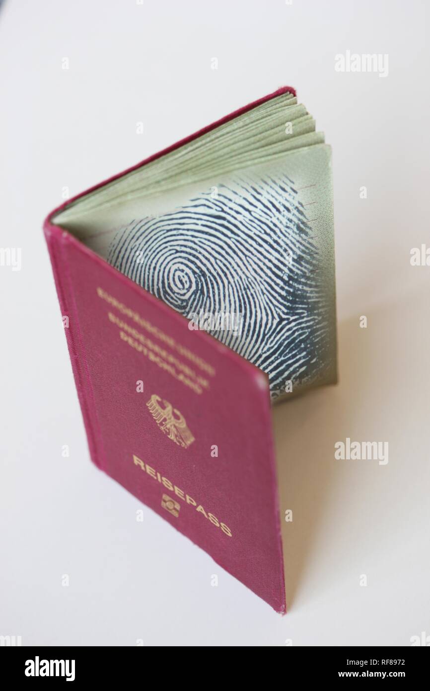 Photo symbolique : nouveau passeport allemand avec fonctions avancées de sécurité, données et les empreintes digitales numérisées Banque D'Images