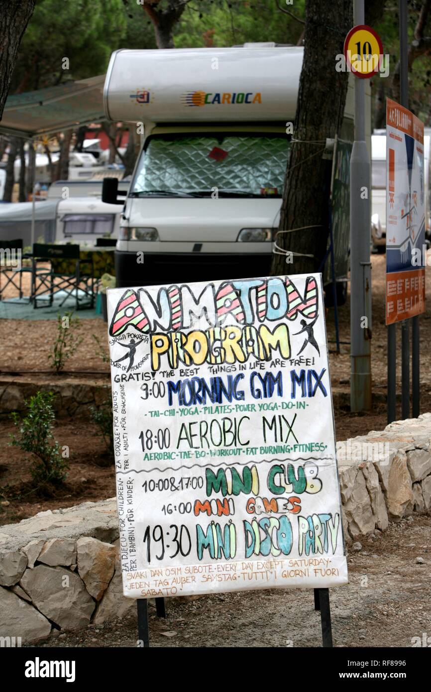 Programme d'animation, la liste des activités quotidiennes à Poljana Camping pour tentes et véhicules récréatifs, de l'île de Losinj, Croatie, Europe Banque D'Images Programme d'animation, la liste des activités quotidiennes à Poljana Camping pour tentes et véhicules récréatifs, de l'île de Losinj, Croatie, Europe Banque D'Images