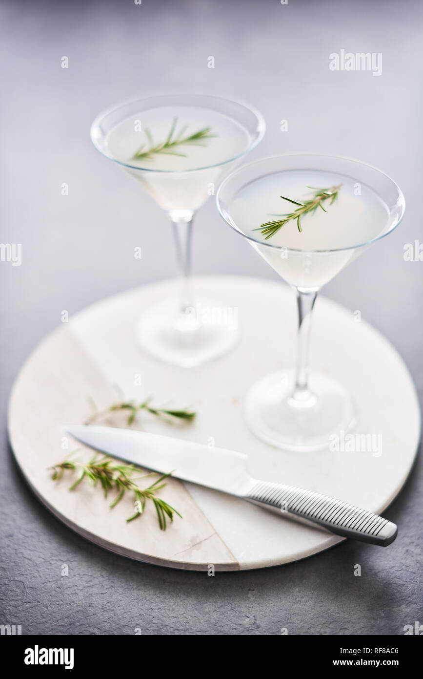 Boisson d'été. D'été rafraîchissant cocktail sans alcool avec le romarin ou pétillant de gin et de limonade sur en plat de service sur table béton foncé. Copie Banque D'Images