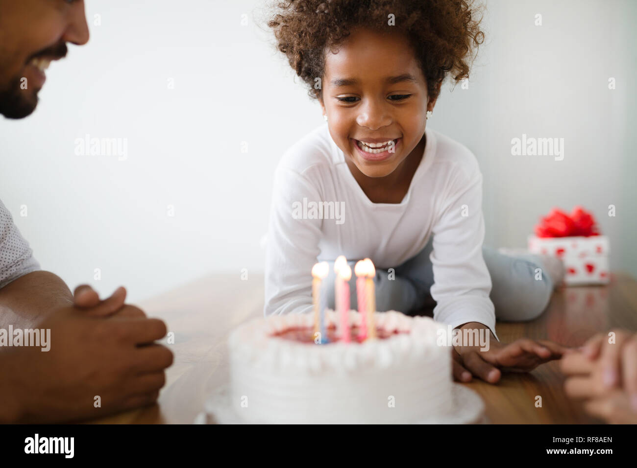 Famille heureuse de célébrer l'anniversaire de leur enfant Banque D'Images