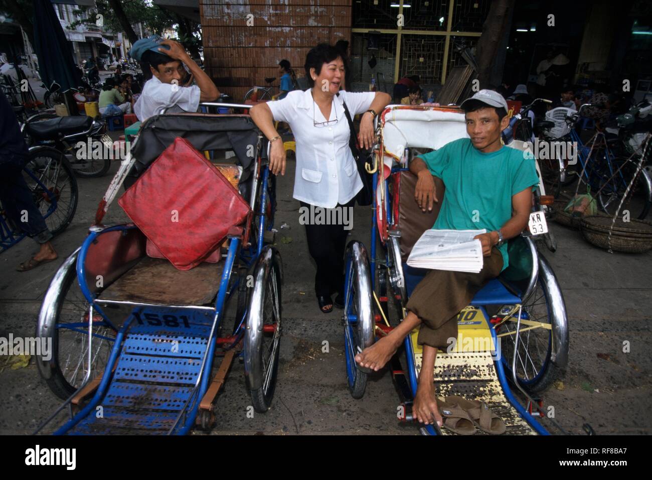Les conducteurs de pousse-pousse en attente d'affaires, Da Nang, au sud de la côte centrale du Vietnam, Asie Banque D'Images