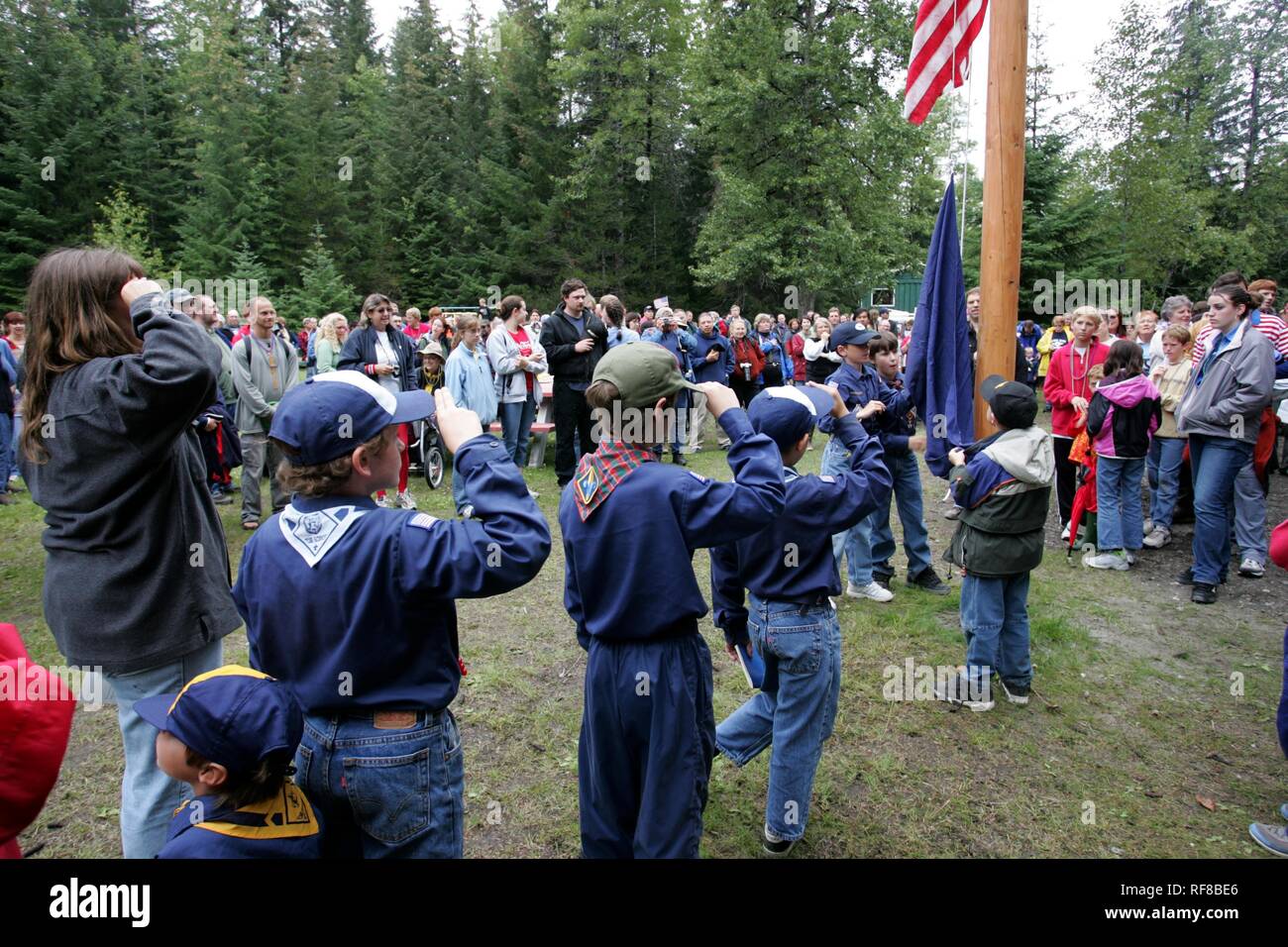 Saluant le drapeau lors des célébrations du 4 juillet (date de l'indépendance) à Gustavus : population 400, Alaska, USA, Amérique du Nord Banque D'Images