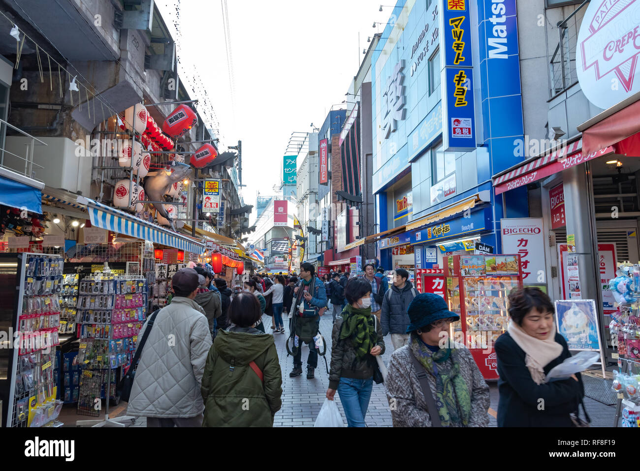 Ameyoko ou Ameyayokocho marché près de la Gare de Ueno. L'une des principale rue commerçante de Tokyo. Publicité Texte nom du marché et commerces, y compris du vendeur de montres Banque D'Images