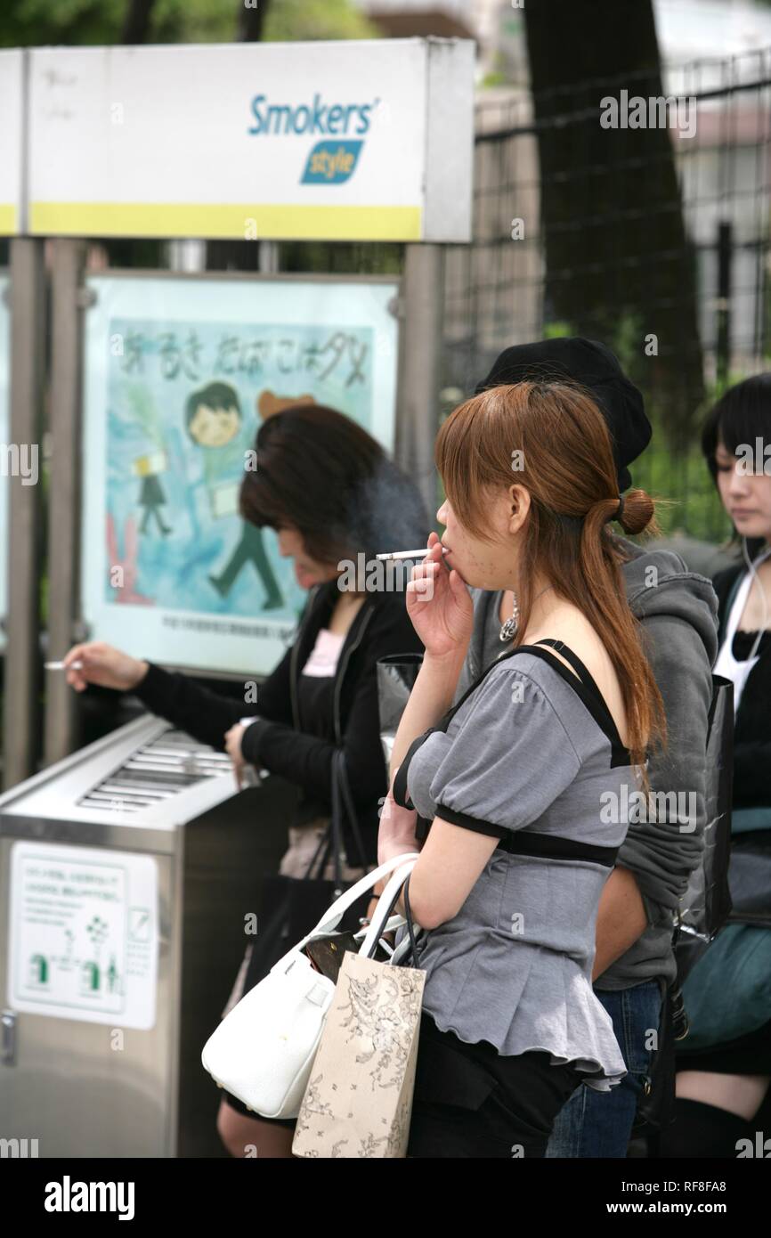 Le Japon, Tokyo : Fumeur à Tokyo, les fumeurs. Banque D'Images