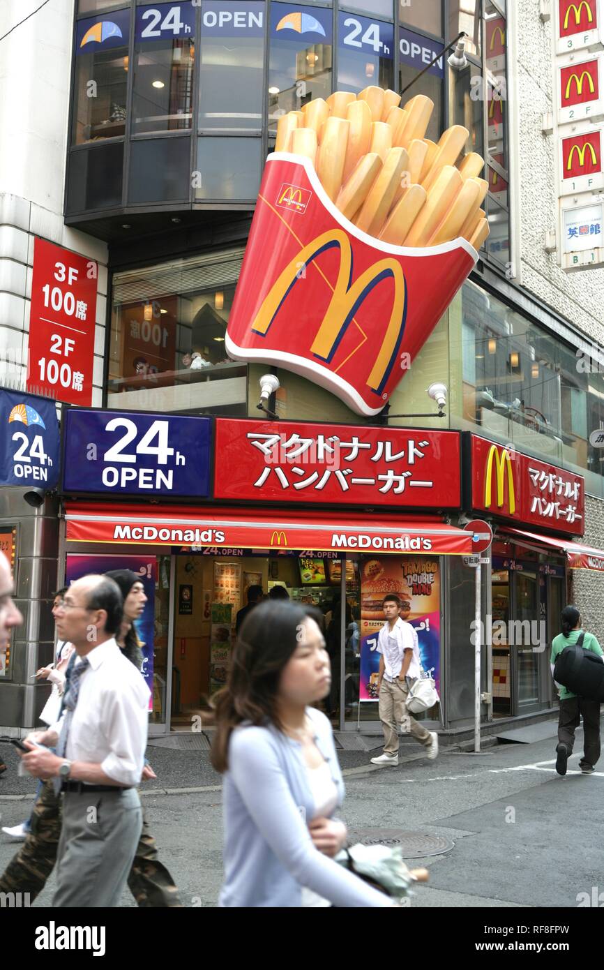 McDonald's restaurant fast food, équipe de signer en caractères japonais, Tokyo, Japon, Asie Banque D'Images