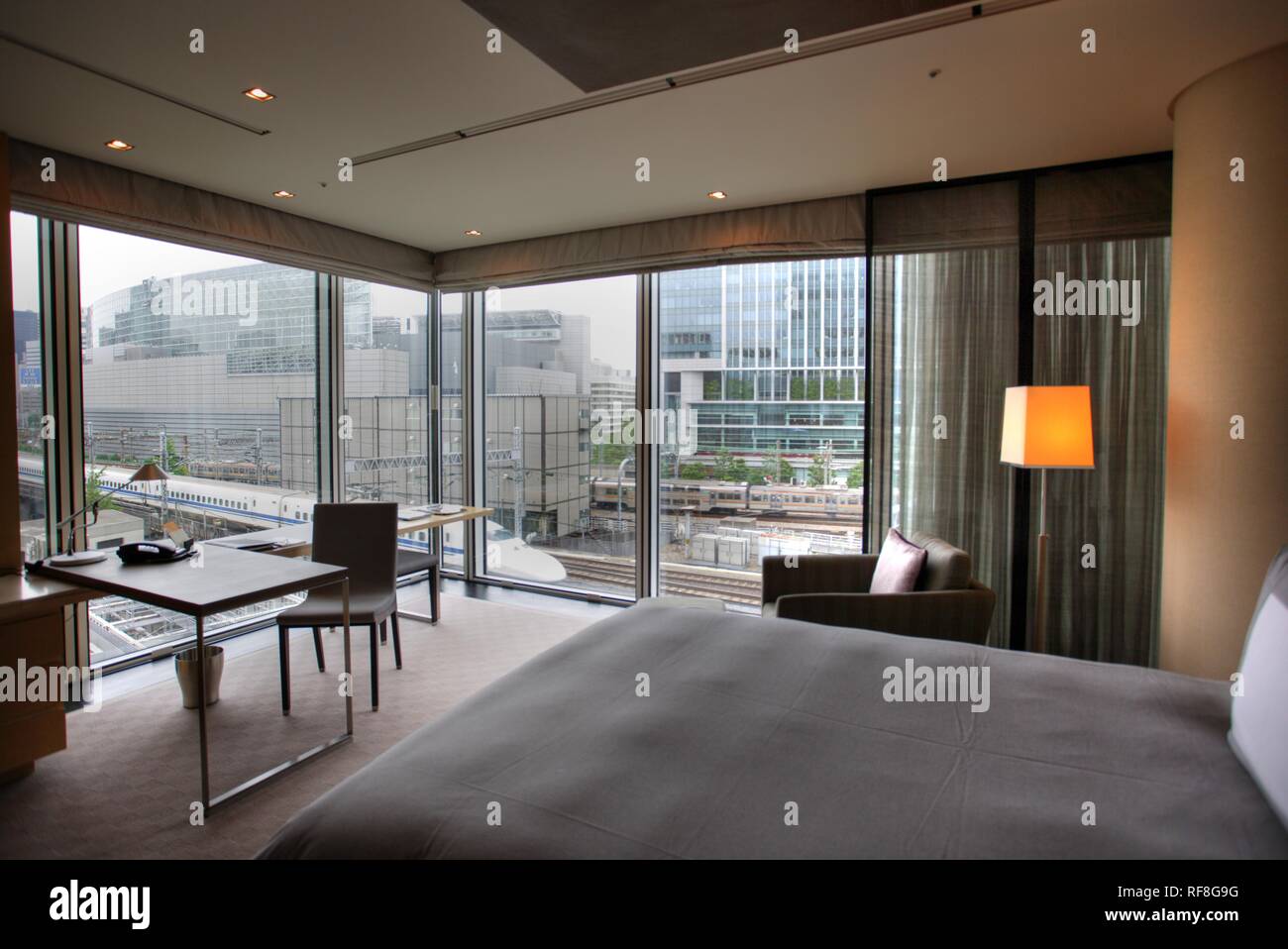 Four Seasons at Marunouchi Hotel à la gare de Tokyo, avec une vue sur le Shinkansen ligne ferroviaire à grande vitesse, Tokyo, Japon, Europe Banque D'Images