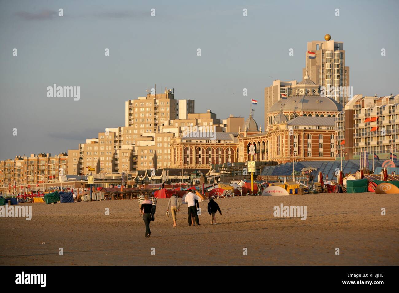 Promenade de la plage et hôtel Kurhaus, Scheveningen, à La Haye, aux Pays-Bas, en Europe Banque D'Images