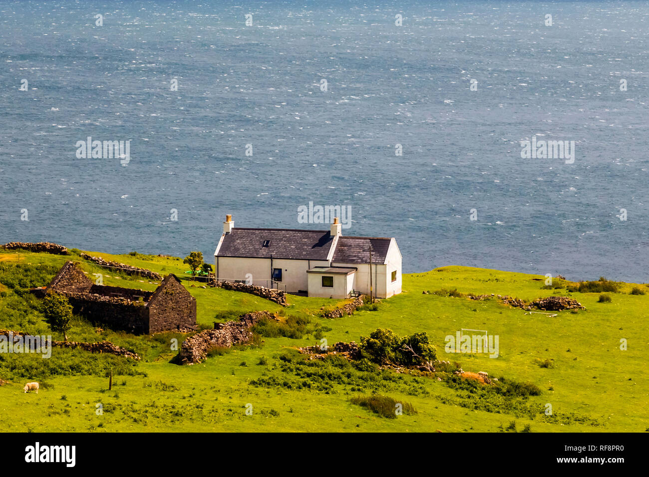 Maison à Vendre écosse Bord De Mer Dernier pays, l'Écosse, l'île de Skye, maison en bord de mer,, Endland,  Schottland, Haus am Meer Photo Stock - Alamy