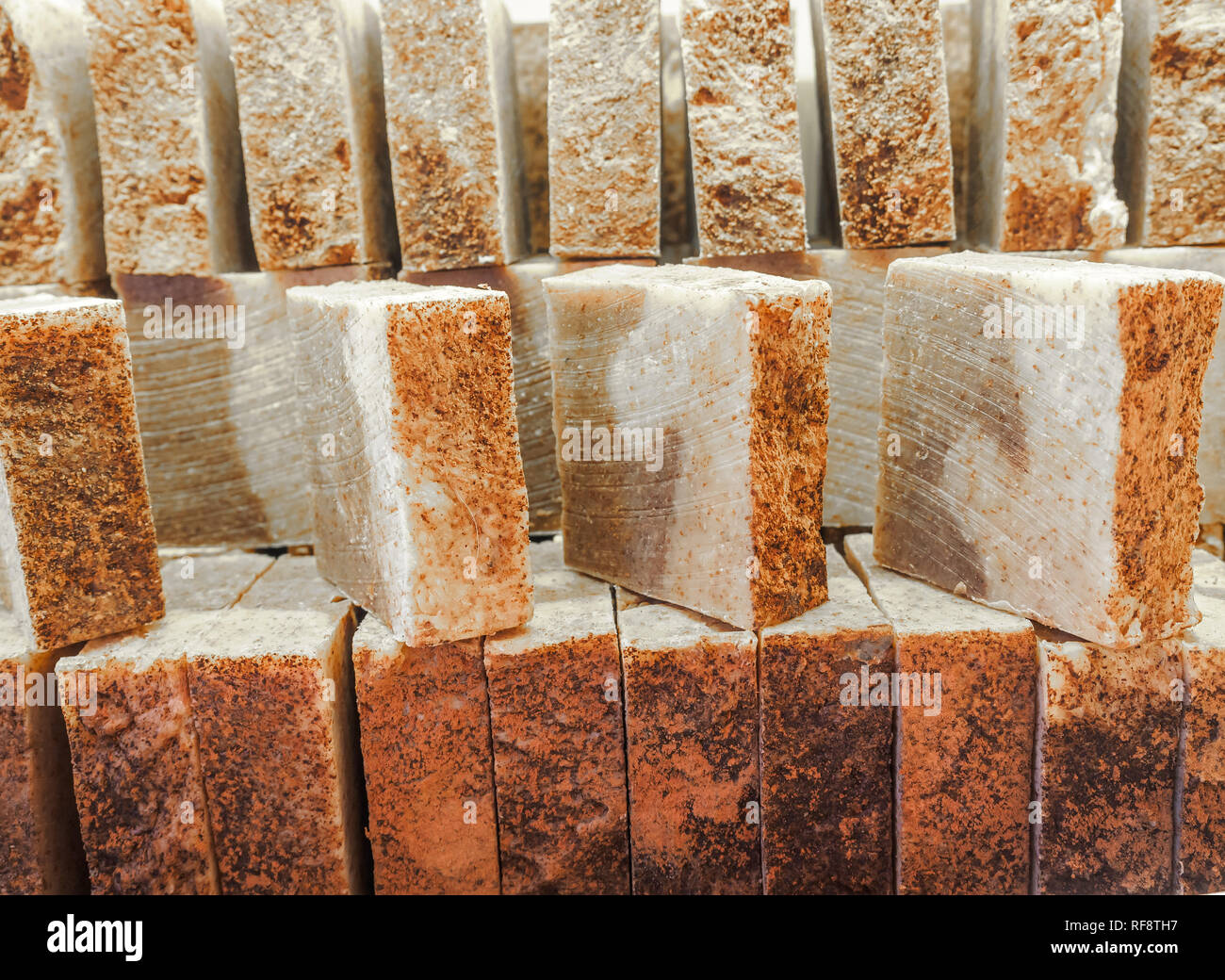 Du savon sur une vitrine. Savon au cèdre et l'huile de cèdre naturel des ingrédients à base de plantes. Savon naturel fabriqué à la main à froid. Exfoliant respectueux de l'environnement Banque D'Images