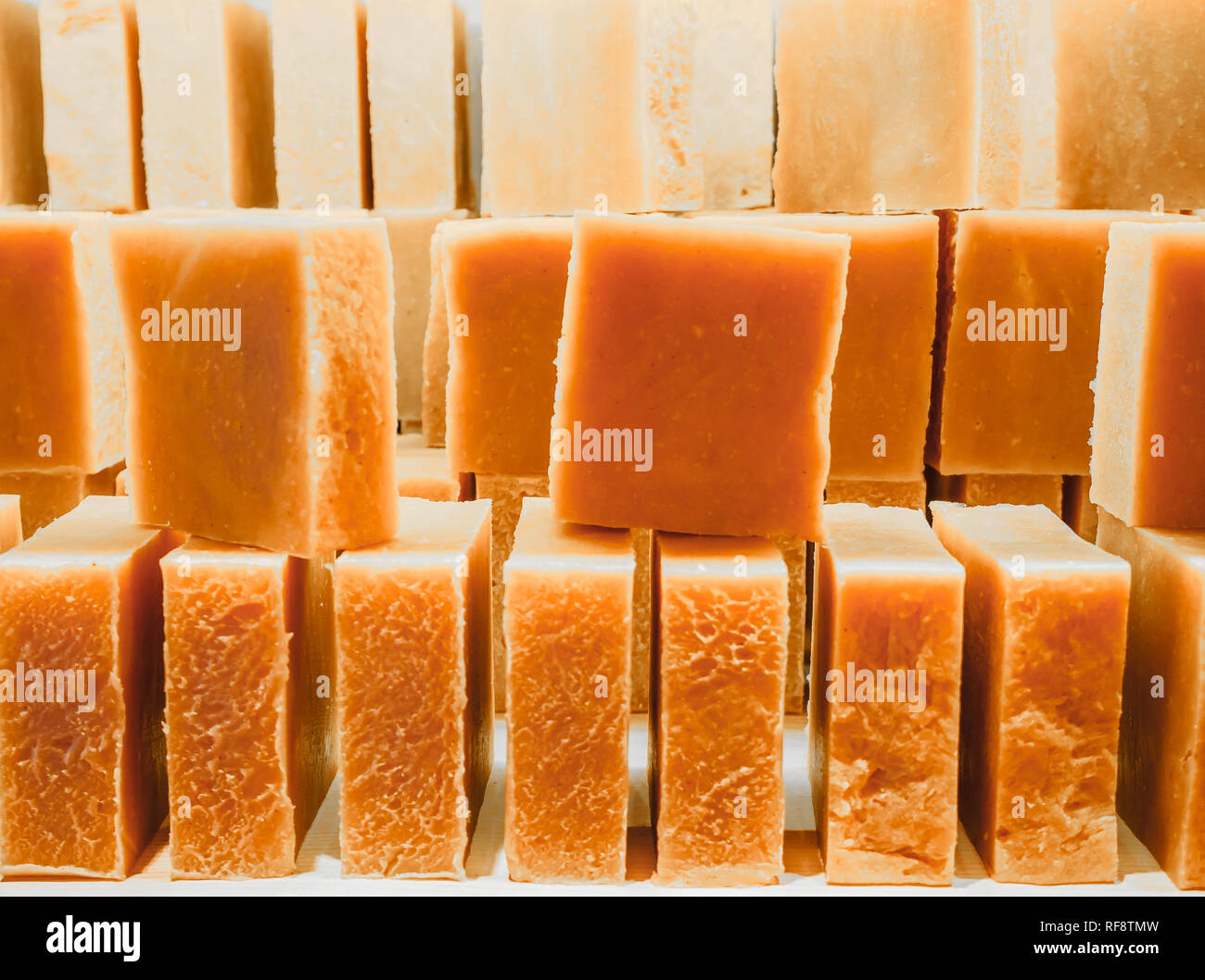 Du savon sur une vitrine. Savon Orange avec l'huile de cèdre naturel et des ingrédients à base de plantes. Savon naturel fabriqué à la main à froid. Exfoliant respectueux de l'environnement Banque D'Images