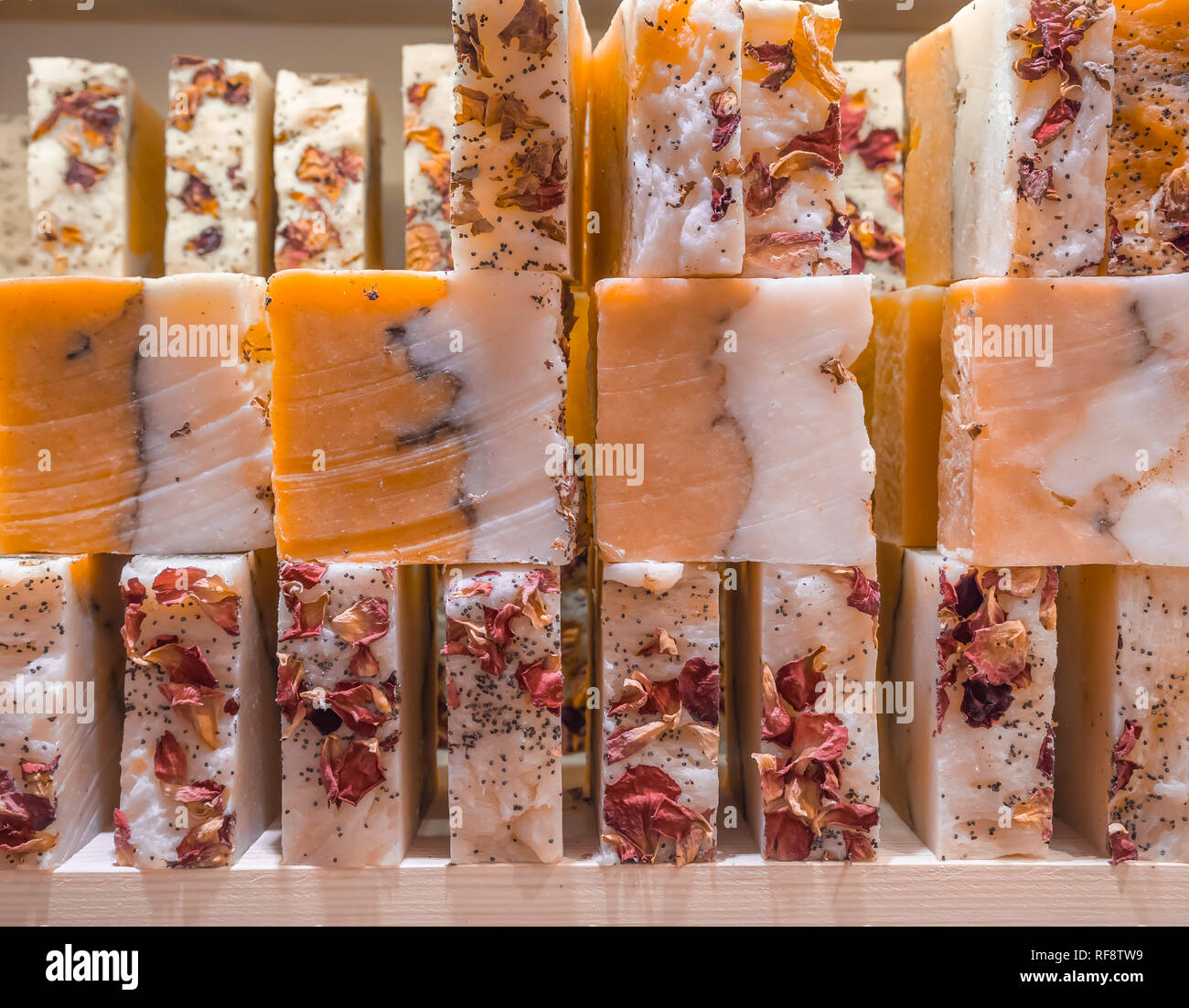 Du savon sur une vitrine. Ylang-ylang savon à l'huile de cèdre naturel et des ingrédients à base de plantes. Savon naturel fabriqué à la main à froid. Eco-friendly exfoli Banque D'Images
