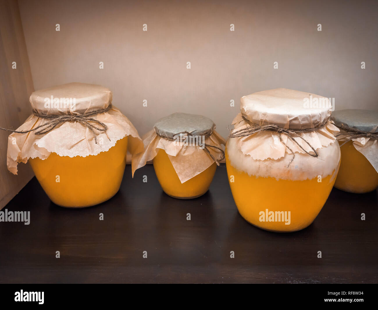 Pots de miel citron confits sur l'étagère en boutique. Vente de miel naturel dans le marché. Production de miel. Banque D'Images