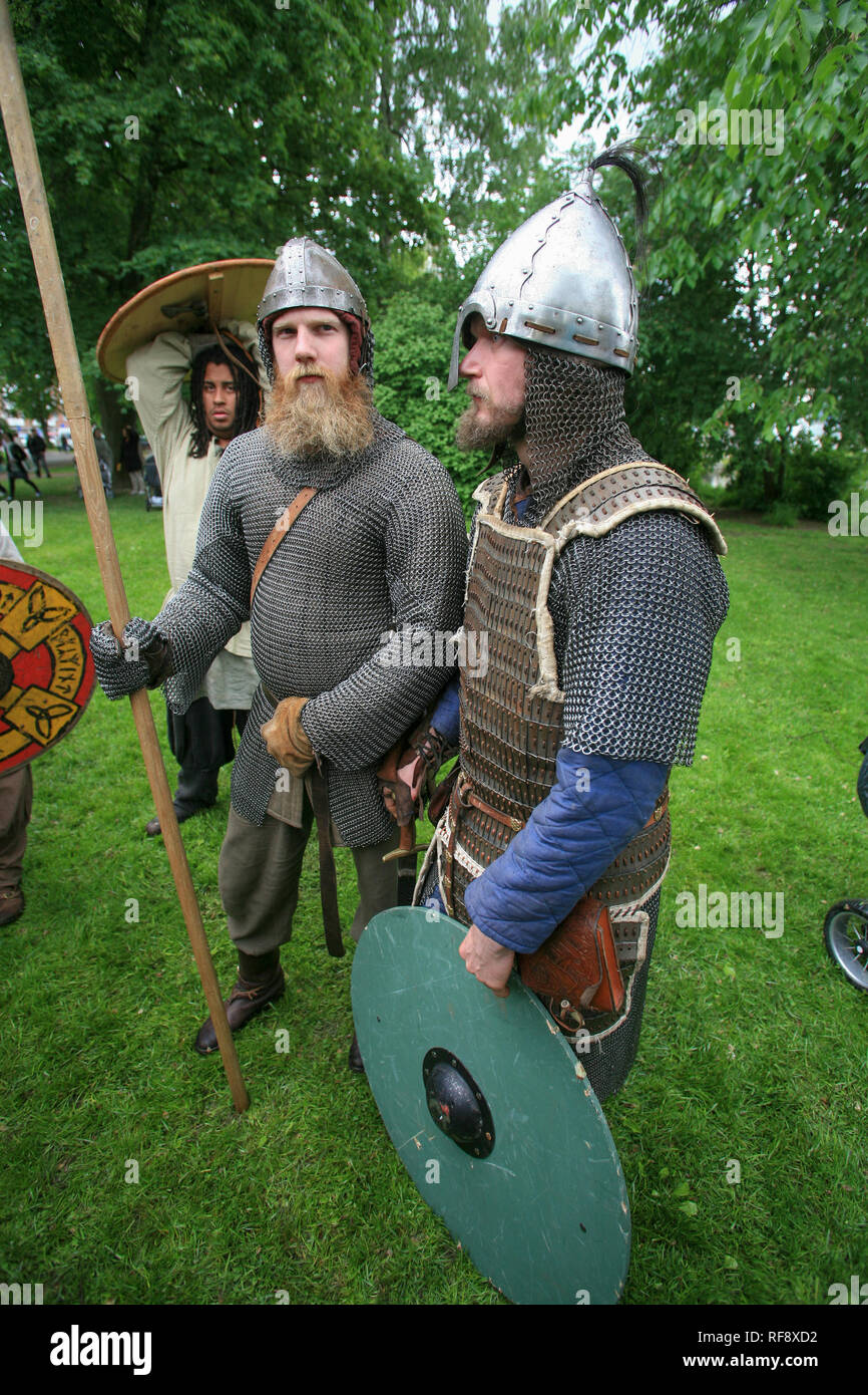 Deux hommes habillés comme des Vikings avec des casques Banque D'Images